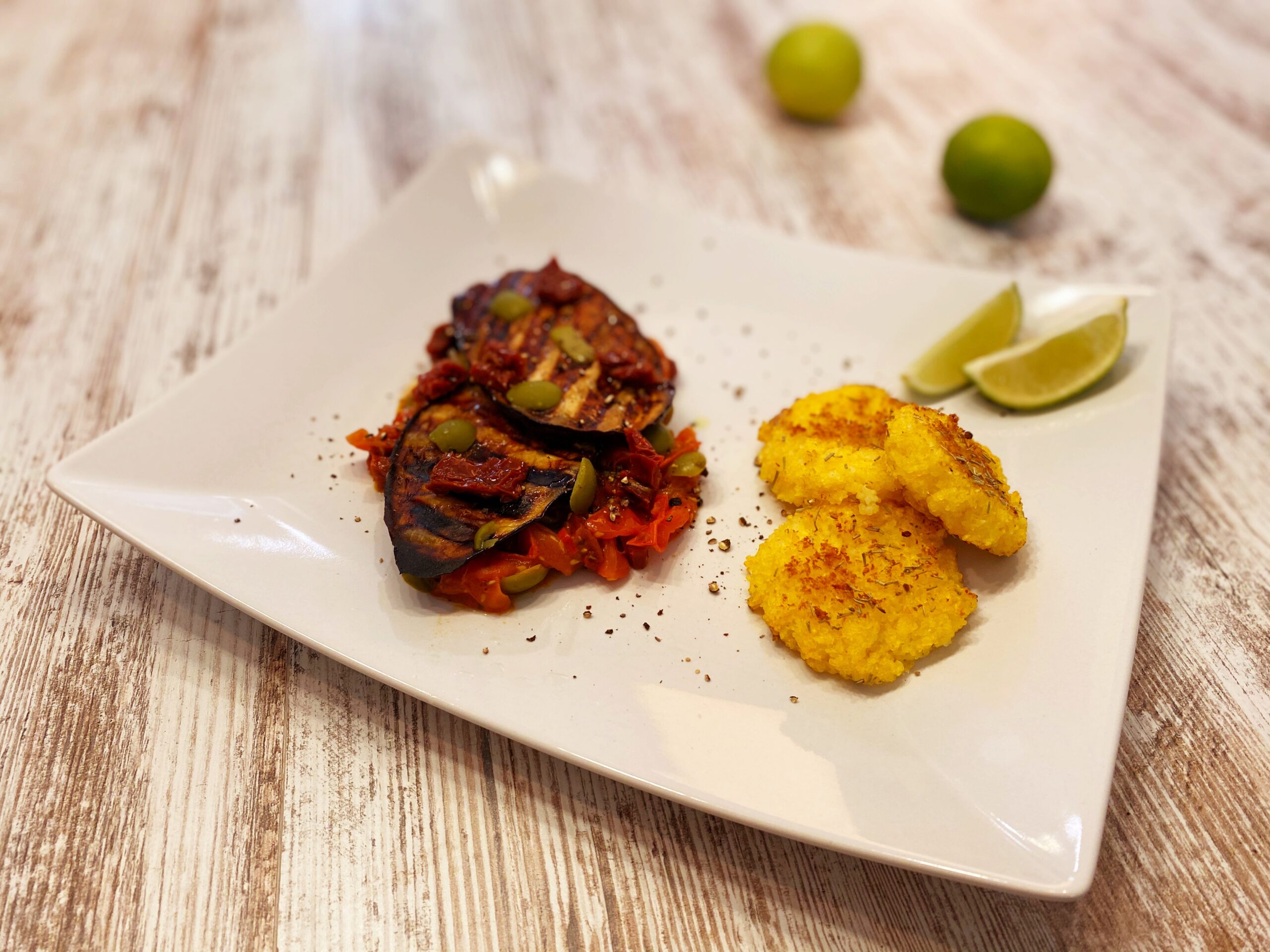 Grillierte Auberginen mit Polenta-Crisps